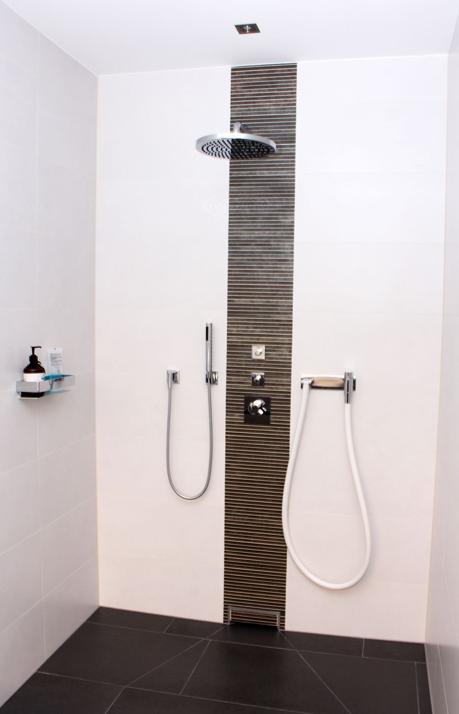 Moderne Dusche mit Holzelementen