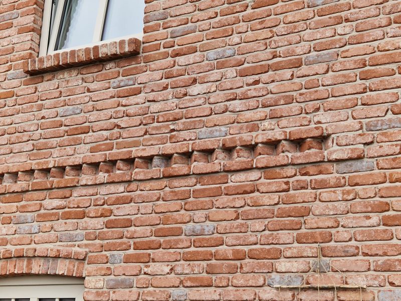 Deutsches Band Ziermauerwerk mit Mauerwerkfries aus gedrehten Ziegeln